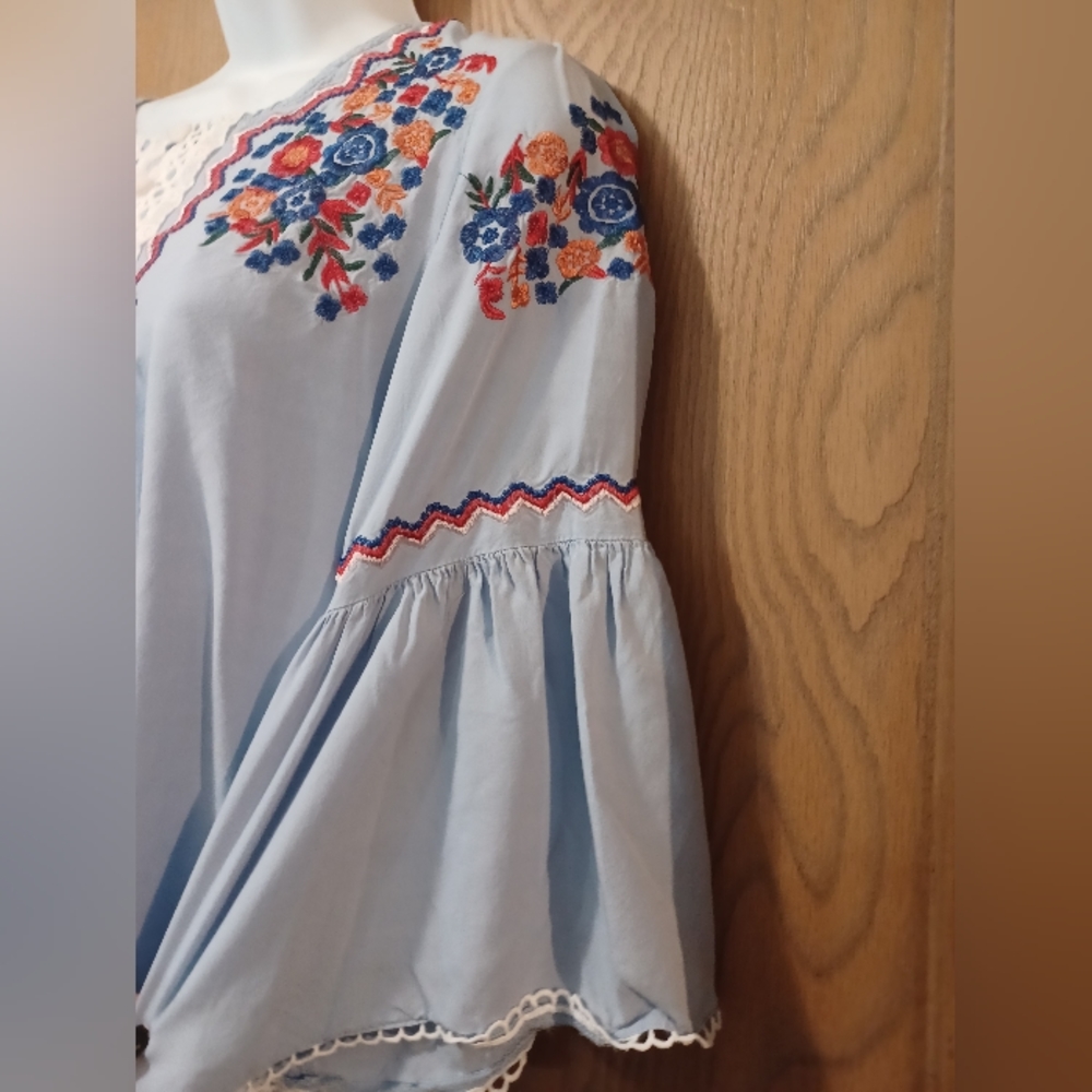 New small floral embroidered lace cutout bell sleeve blouse - Picture 2 of 8